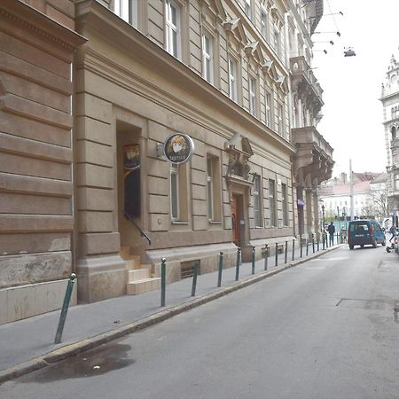 Yes, Yes! Lovely Apartment Good Amenities Budapest Center Экстерьер фото
