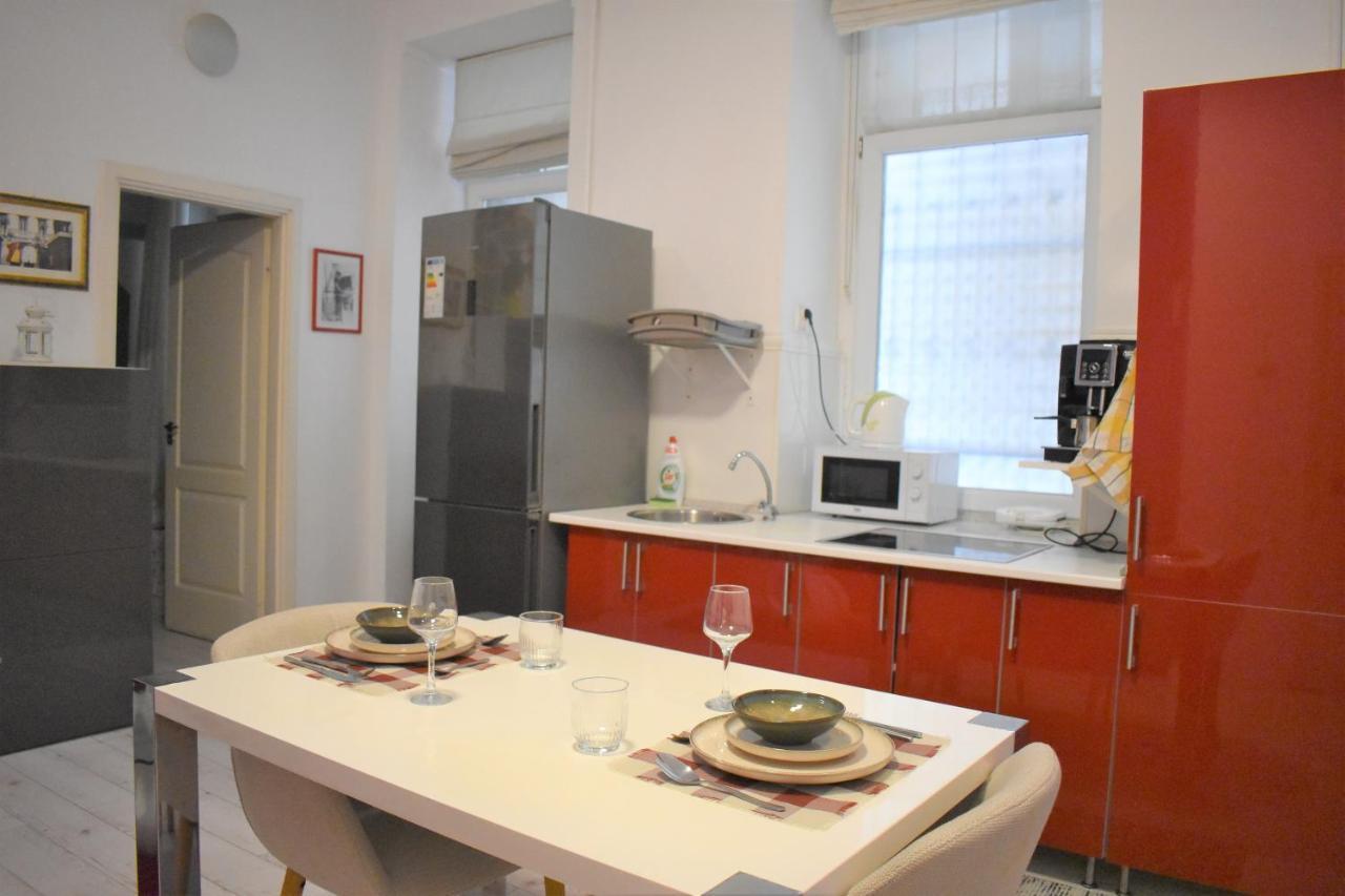 Yes, Yes! Lovely Apartment Good Amenities Budapest Center Экстерьер фото